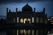 Shalat Tarawih perdana penyintas bencana Sumatera