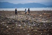 Objek wisata pantai dipenuhi sampah di Padang