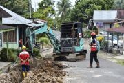 Percepatan pembangunan saluran air di huntara Padang Gantiang