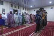Shalat Tarawih perdana di mushala huntara Palembayan