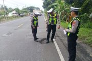 Polres Lamsel sisir titik jalan berlubang untuk keamanan jalur mudik