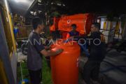 Distribusi air bersih ke huntara di Padang