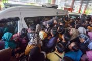 Antrean penukaran uang di Pasar Raya Padang
