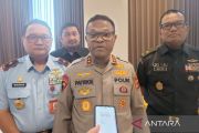 Gubernur Papua Tengah serahkan laptop ke sembilan paskibra Mimika