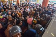 Antrean penukaran uang di Pasar Raya Padang