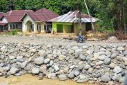 Penanganan jalan putus pascabencana di Batu Busuk Padang