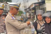 Sat Lantas Polres Sawahlunto bagikan paket sembako kepada pengendara tertib
