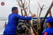 Dukung Indonesia Asri, Ditpolairud Polda Banten bersihkan pantai Anyer