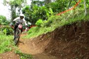 Ratusan pebalap adu kecepatan dalam master downhill seri I di Jember