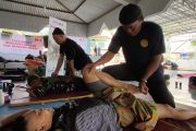 Aksi terapis pijat kebugaran pulihkan stamina relawan di pengungsian