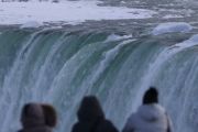 Air terjun Niagara membeku, wisatawan terpukau saksikan kristal es