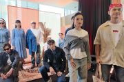 Layer Up Your Raya, inspirasi tampil 'modest' dengan denim