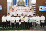 Wagub Kepri Serahkan CSR BRK Syariah di Safari Ramadan Batam untuk Masjid Tertua Tanjung Uma