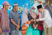 PLTMG Baubau bagikan santunan ke 60 warga dalam safari Ramadhan program TJSL
