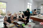 Penerima manfaat Sentra Terpadu Kartini ikut produksi kue Lebaran
