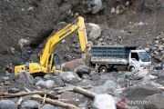 Petugas evakuasi truk terjebak material banjir lahar dingin Gunung Merapi