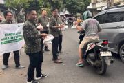 Karyawan BPJS Ketenagakerjaan Pati bagikan takjil kepada masyarakat