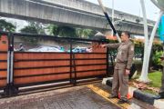 Pintu pagar kantor Wali Kota Jaksel dirusak massa