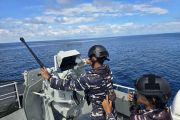 KRI Surik-645 tuntaskan latihan penembakan meriam atas sasaran apung