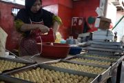 Produksi kue kering untuk Lebaran di Bandarlampung