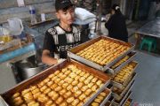 Produksi kue kering untuk Lebaran di Bandarlampung