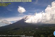 Gunung Semeru erupsi disertai luncuran awan panas guguran