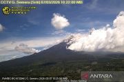 Gunung Semeru erupsi disertai luncuran awan panas guguran