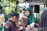 Warga serbu bazar murah Yayasan Amal Sahabat di Solo