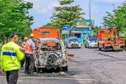Sebuah mobil terbakar saat ditinggal parkir di rest area Tol Cipali
