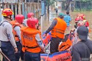 Lansia dan bayi dievakuasi dari lokasi banjir di Cipinang Melayu