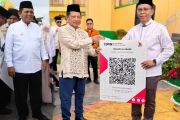 Apresiasi Program Digitalisasi Masjid, Mendagri Serahkan QRIS ZISWAF BRK Syariah di Kepri