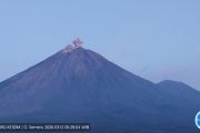 Semeru erupsi dengan tinggi letusan capai 600 meter di atas puncak