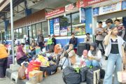 Pendongeng hibur anak-anak pemudik di Terminal Kampung Rambutan