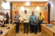 Pemkot Jayapura serahkan bantuan dana hibah bagi 17 organisasi masyarakat