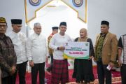 Bupati Solok serahkan bantuan bedah rumah ke warga Saniang Baka