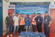 Pelindo Regional 4 Kendari Serahkan Bantuan Seragam untuk PorterTKBM Bahari Pelabuhan