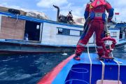 Penumpang dievakuasi dari kapal rusak di perairan Pulau Karang Beras