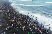 Upacara Melasti jelang hari raya Nyepi di pesisir Pulau Jawa