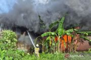 Kebakaran hanguskan lapak dan tiga rumah di Cakung