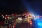 Petugas terapkan contraflow atasi kepadatan jalan Tol Jakarta-Cikampek