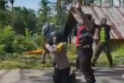 Cerita polisi yang berlutut dan memohon pada warga di NTT