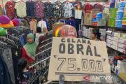 Warga penyintas sempatkan belanja baju baru untuk Lebaran
