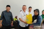 Pemkab Sigi salurkan sebanyak 200 paket sembako untuk balita stunting dan bumil