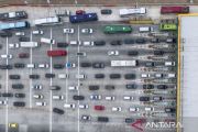 Arus kendaraan pemudik masuk Tol Kalikangkung Semarang masih tinggi