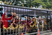 Warga mulai antre masuk acara open house Istana