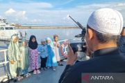 Warga serbu KRI setelah shalat Idul Fitri &nbsp;2026 di Mako Kodaeral VI