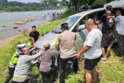 Mobil wisatawan di OKU nyaris terjun ke Sungai Ogan
