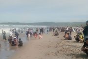 Kawasan Pantai Sawarna Lebak ramai dipadati wisatawan lokal
