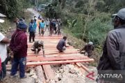 Pemkab Jayawijaya sebut warga Wolo dan Bpiri swadaya perbaiki jembatan yang putus