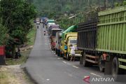 Antrean truk logistik di Jalan Lintas Timur Sumatra